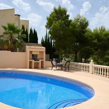 וילה With Pool And Hot Tub On Golf Course