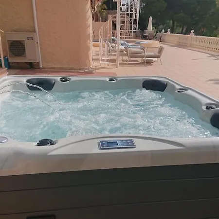 With Pool And Hot Tub On Golf Course アルテア